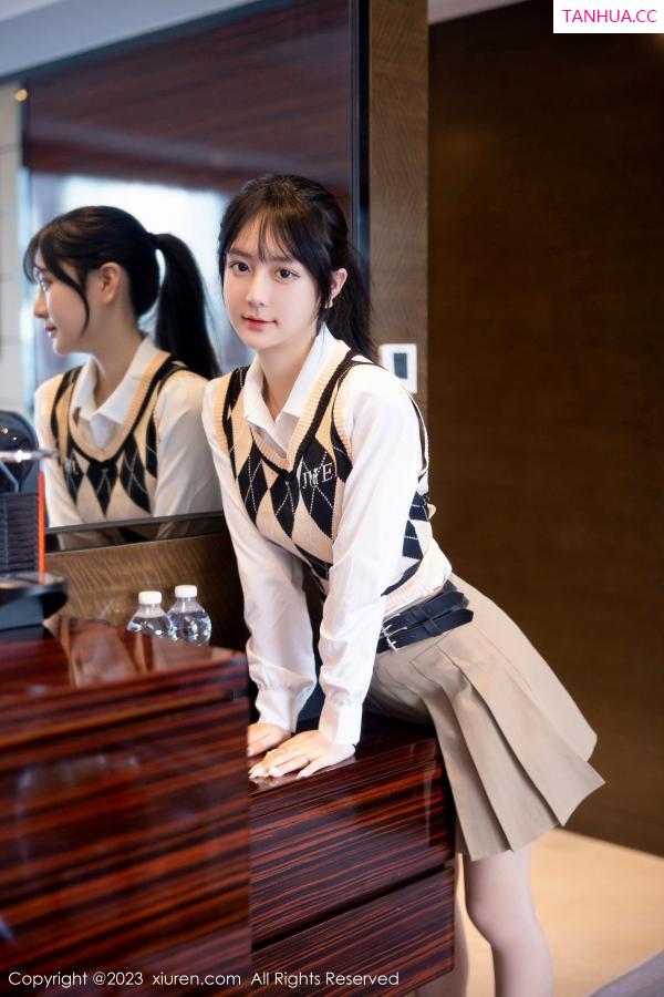   [XiuRen]高清写真图 2023.02.27 No.6329 谢小蒽 短裙美腿第5张图片